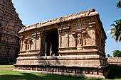 The great Chola temples of Tamil Nadu - The Brihadisvara temple of Gangaikondacholapuram. The Kailasa North (Amman) temple. 